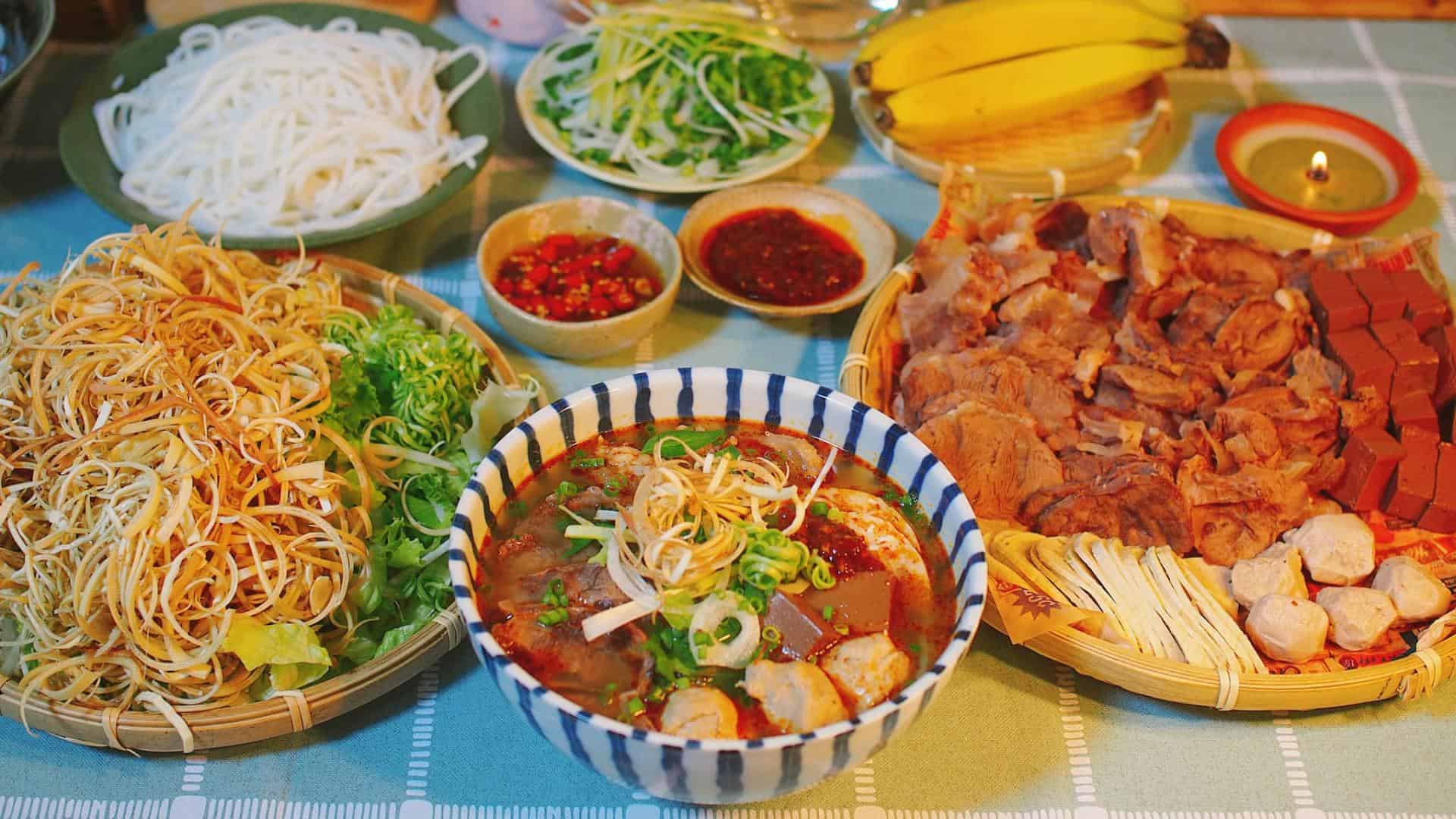 So sánh bún mắm và bò huế cách làm